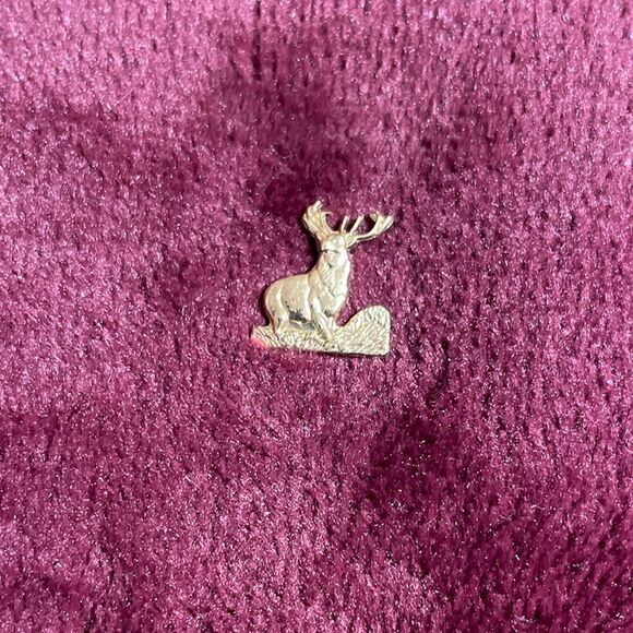 Small gold tone stag lapel pin - Picture 2 of 5
